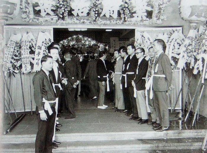 Ban đầu, thi hài Lý Tiểu Long được dự định chôn cất bên cạnh mộ phần của cha mẹ.