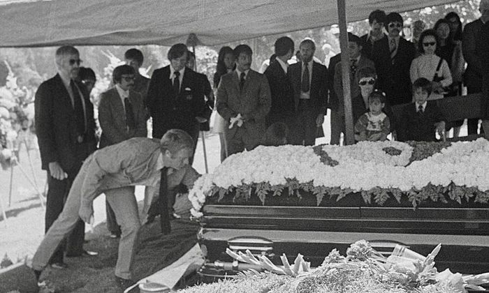 Đến ngày 25/7/1973, tang lễ của Lý Tiểu Long được tổ chức trang nghiêm tại nhà tang lễ Guangbin, Cửu Long, Hong Kong theo nghi lễ cấp cao đặc cách.