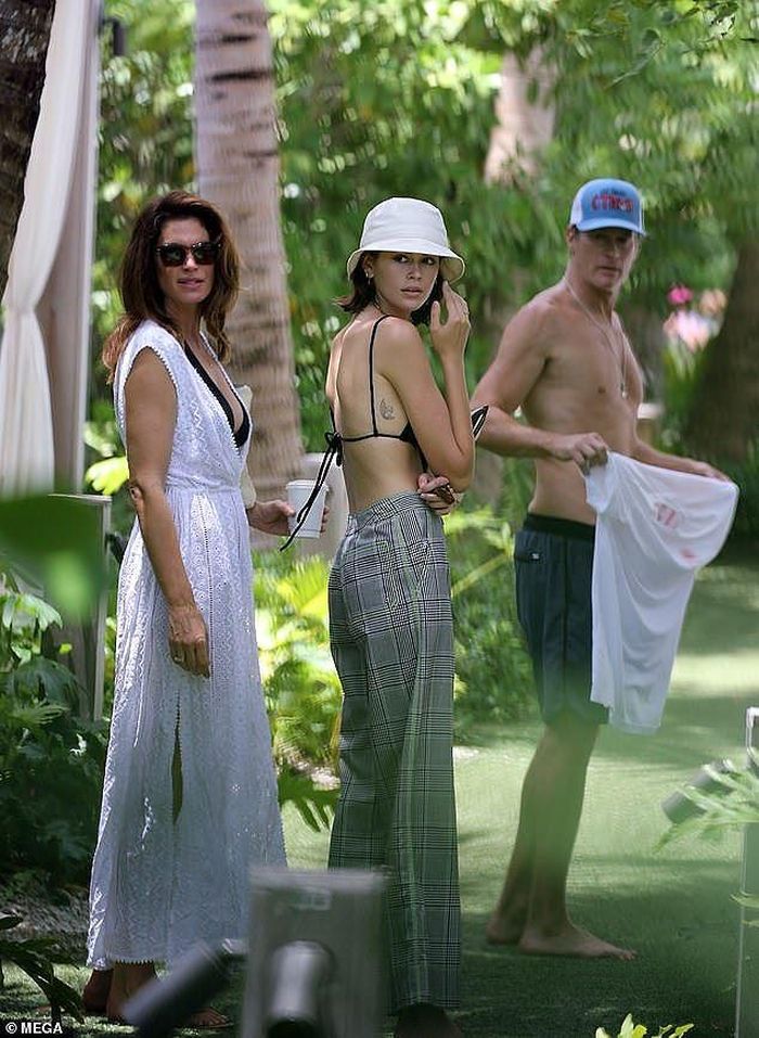 Trước đó, hình ảnh Kaia Gerber đi nghỉ cùng gia đình ở Miami mới đây cũng gây chú ý