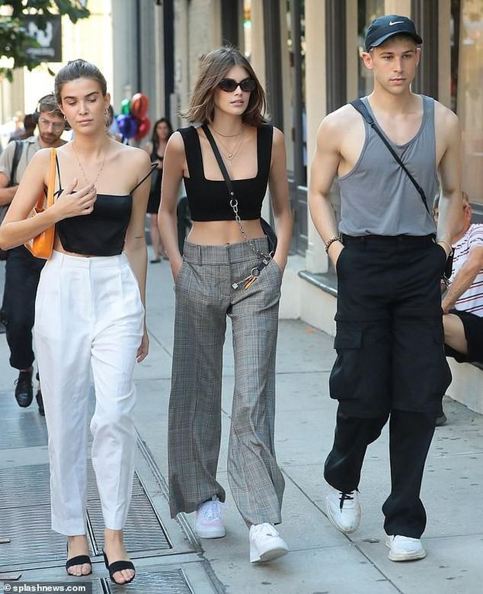 Kaia Gerber sinh năm 2001, sở hữu gương mặt cực xinh đẹp và vóc dáng mảnh mai của một siêu mẫu cùng đôi chân dài miên man.