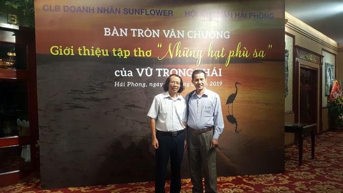 Nhà thơ Vũ Trọng Thái (bên trái) và nhà phê bình văn học Bùi Việt Thắng