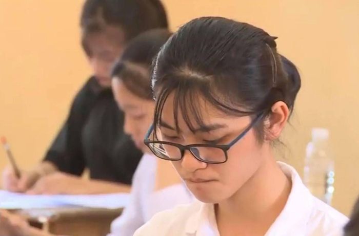 Thí sinh hy vọng môn Địa lý và Giáo dục công dân sẽ kéo điểm bài thi tổ hợp sáng nay 