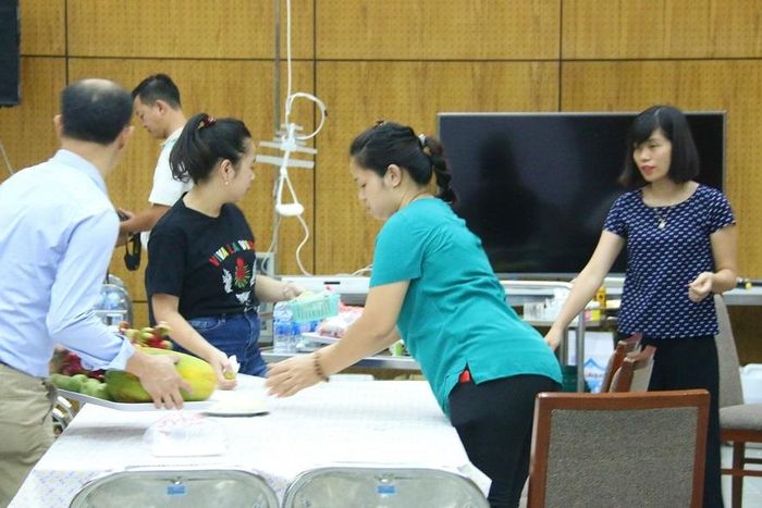 Các cán bộ vẫn có thể xem ti vi nhưng thiết bị đảm bảo không kết nối internet hay có khả năng thu phát ra bên ngoài. Ông Phong cho hay, ngoài yêu cầu về nghiệp vụ thì sức khỏe của cán bộ in sao đề thi là rất quan trọng bởi cường độ làm việc rất cao. Năm ngoái có một nữ cán bộ bị ngất và dùng máy thở oxy nên năm nay nhà trường đã rút kinh nghiệm tính toán đến hệ thống thông gió trong những ngày này. “Thực tế phòng này đã có nhưng do khi làm công tác bảo mật thì một số bị bít lại, chúng tôi đã tính toán một số chỗ thông gió. Tuy nhiên năm nay không có trường hợp nào bị như vậy”.