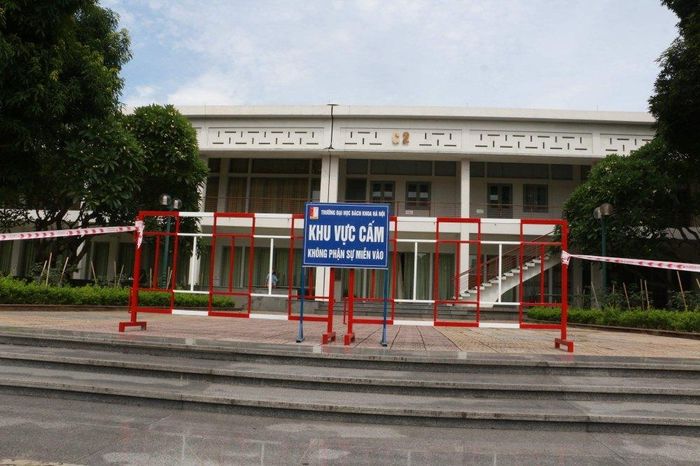 Theo quy định của Bộ GD-ĐT, khu vực in sao đề thi phải cách ly theo 3 vòng độc lập.Vòng 1 - vòng in sao đề thi: Chỉ gồm các cán bộ in sao đề thi, tiếp xúc trực tiếp với đề thi. Đây là khu vực khép kín, cách ly tuyệt đối với bên ngoài từ khi mở đề thi gốc và bắt đầu in sao đến khi thi xong môn cuối cùng. Hằng ngày, cán bộ ở vòng 1 tiếp nhận vật liệu và đồ ăn, uống từ bên ngoài chuyển vào qua vòng 2.Vòng 2 - vòng bảo vệ trong: Chỉ gồm 1-2 cán bộ an ninh bảo vệ và một cán bộ thanh tra trong đoàn thanh tra. Đây là khu vực khép kín, cách ly tuyệt đối với bên ngoài đến khi thi xong môn cuối cùng, là đầu mối giao tiếp giữa vòng 3 với vòng 1.Vòng 3 - vòng bảo vệ ngoài: Gồm công an và nhân viên bảo vệ, có nhiệm vụ bảo vệ và là đầu mối giao tiếp giữa vòng 2 với bên ngoài, đảm bảo tối thiểu hai người trực và phải trực 24/24h.