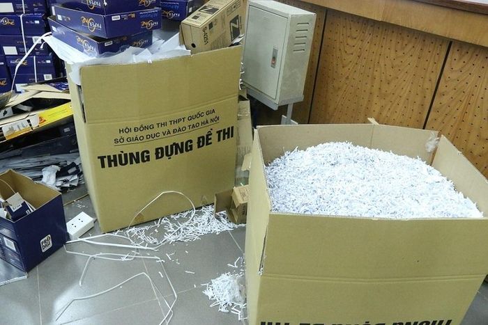 Thường thì mỗi ngày làm việc từ 10-12 tiếng để kịp tiến độ. Ai cũng làm việc rất nghiêm túc, trách nhiệm và rất may không có ai ốm đau gì và giữ được tinh thần vui vẻ, thoái mái cho đến cuối cùng”, ông Phong nói.Để thực hiện việc in sao đề thi, năm nay Trường ĐH Bách khoa Hà Nội bố trí 6 máy in nhanh, 2 máy in siêu tốc và 2 máy in dự phòng. “Máy in chạy rất nhanh, nên khả năng bị dính đề rất cao, chúng tôi phải tắt hết hệ thống quạt. Cứ được tập nào phải kiểm tra ngay xem có bị dính trang không bởi nếu vậy sẽ trắng trang. Nếu có những lỗi đó thì phải loại”. Những đề thi lỗi và phần giấy thừa đề thi còn sót lại.