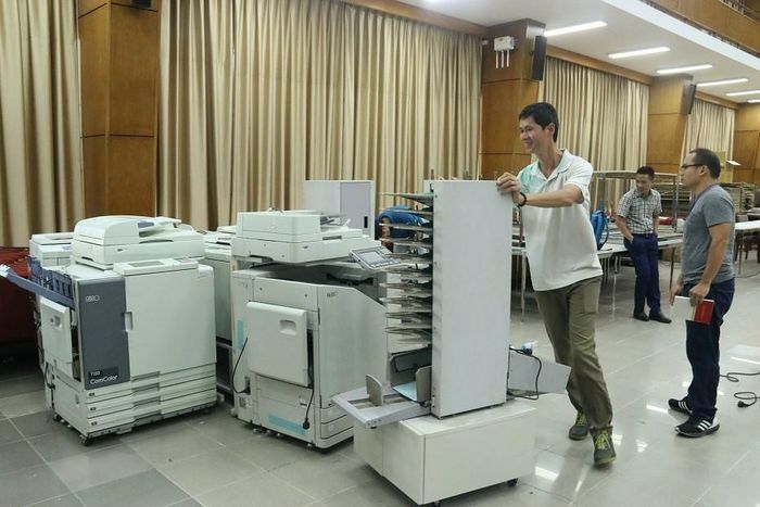 “Làm sao để thí sinh cầm đề thi sẽ không bị một tác động ức chế nào cả, tạo điều kiện tốt nhất cho các thí sinh. Do đó chúng tôi phải tiến hành 3 – 4 vòng kiểm tra chéo và các biện pháp kỹ thuật có thể để phát hiện, hạn chế tối đa những sai sót của máy. Những máy in sao đề thi bắt đầu được thu dọn sáng 27/6.