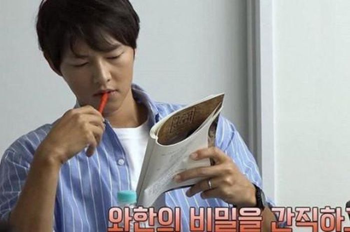 Song Joong Ki được phát hiện đeo nhẫn cưới trong lần đọc kịch bản gần nhất.