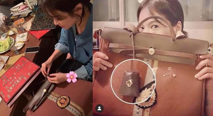 Túi của Song Hye Kyo đính ghim có chữ J được cho là viết tắt tên chồng.