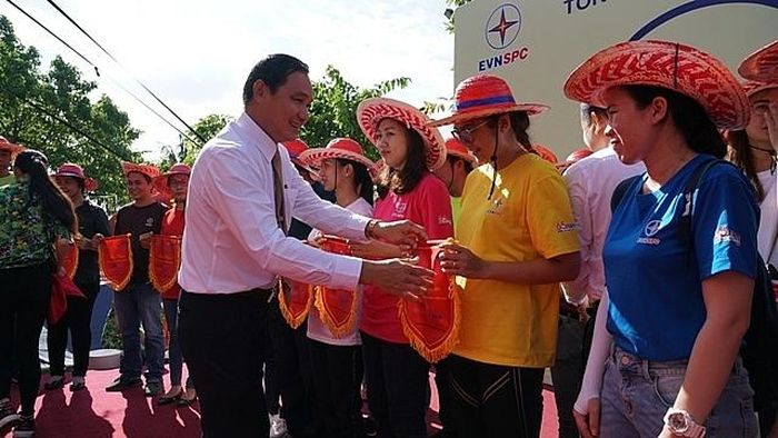 Ông Nguyễn Văn Hợp - Chủ tịch Hội đồng thành viên EVNSPC trao cờ cho thành viên 