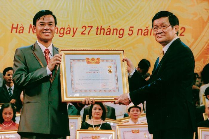 Ảo thuật gia Minh Tuấn vinh dự được trao tặng danh hiệu NSƯT. Ảnh: NVCC