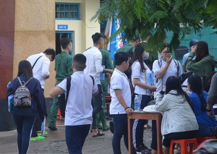 Các thí sinh đến điểm thi. 