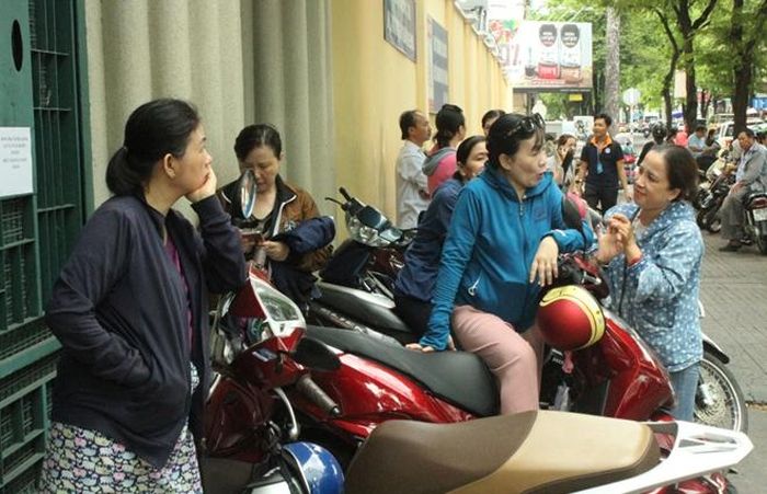Phụ huynh chờ con thi trước điểm thi trường THPT Trần Đại Nghĩa quận 1