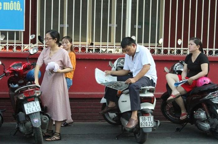 Phụ huynh chờ con trước điểm thi trường THCS Colette quận 3