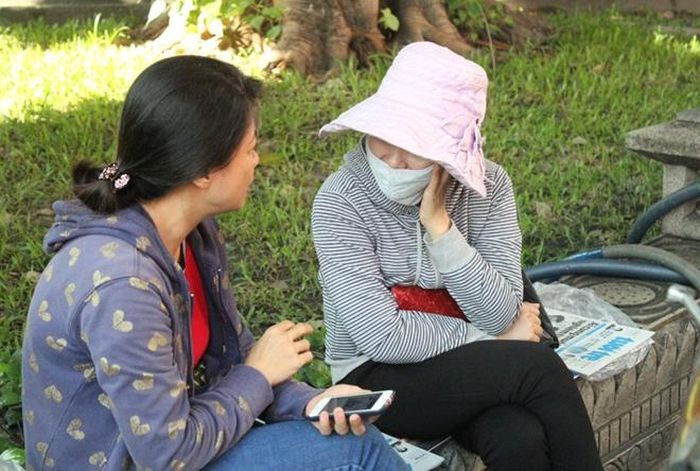 Hai phụ huynh tâm sự trong lúc chờ con thi