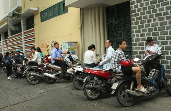 Qua những hình ảnh này cho thấy tâm trạng người thân thí sinh cũng khá lo lắng