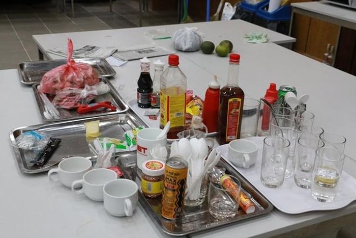 Cũng vì công tác bảo mật đề thi mà chỉ có bát đĩa và thức ăn thừa là được đưa khỏi khu vực này trong suốt thời gian in sao đề.