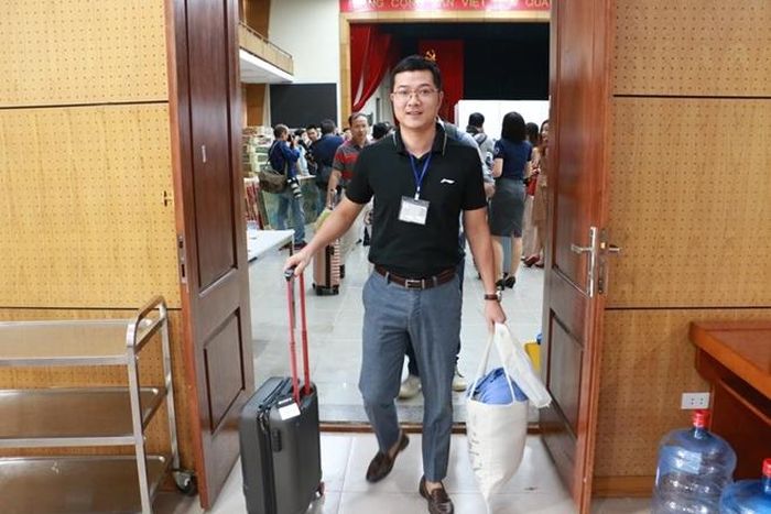 Các thầy cô và cán bộ làm công tác in sao đề rời khu cách ly với rất nhiều đồ đạc sau khi trải qua nhiều ngày làm việc liên tục tại đây.