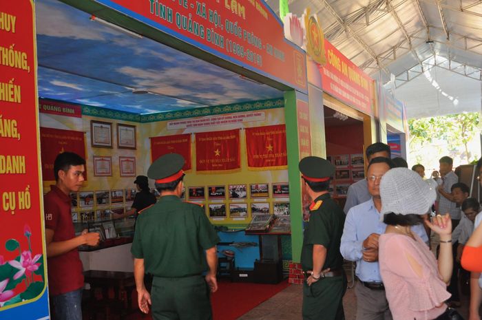 Đông đảo khách tham quan triển lãm.