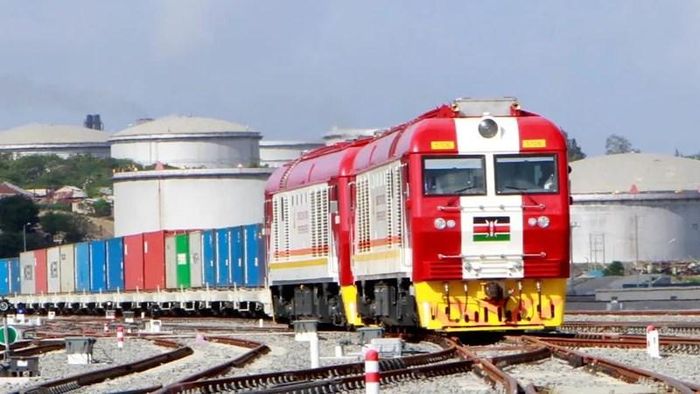 Một tàu hỏa chạy trên đường ray xây dựng từ dự án Vành Đai - Con Đường của Trung Quốc ở Kenya. Ảnh: REUTERS