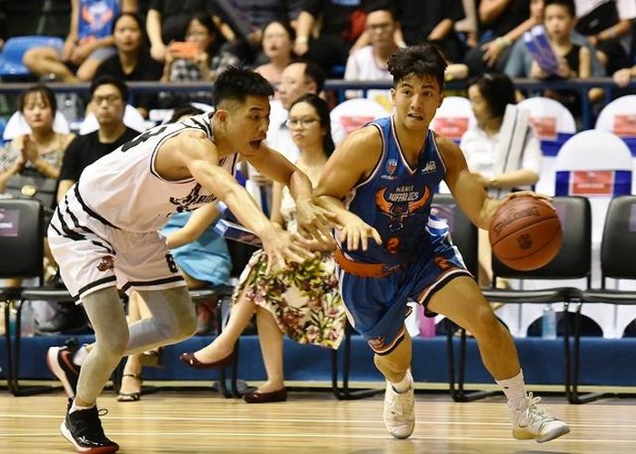 Gặp bất lợi khi thiếu vắng sự chỉ đạo của HLV Todd Purves nhưng các cầu thủ Hanoi Buffaloes (áo xanh) thi đấu đầy quyết tâm dù có thời điểm bị dẫn trước đến 15 điểm.