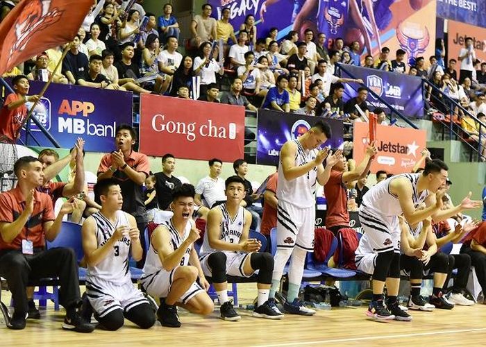 Niềm vui của các cầu thủ và Ban huấn luyện Thang Long Warriors khi vươn lên dẫn trước ở những phút cuối trận.