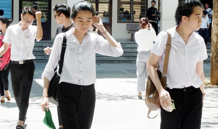 Các TS Đà Nẵng ra về sau khi kết thúc bài thi tổ hợp môn KHXH.