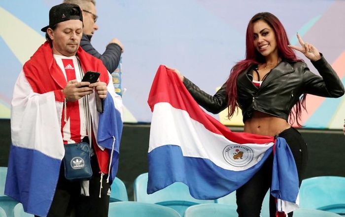 CĐV nữ của Paraguay trên khán đài Arene do Gremio