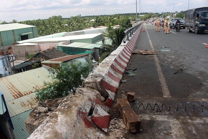 Một đoạn dài thành cầu Hàm Luông bị sập hoàn toàn 
