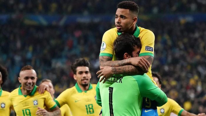 Gabriel Jesus thành người hùng của Brazil
