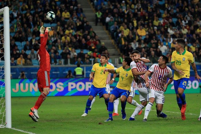 Trong 90 phút chính thức, Brazil chỉ làm cho thủ môn Roberto Fernandez thêm nổi bật