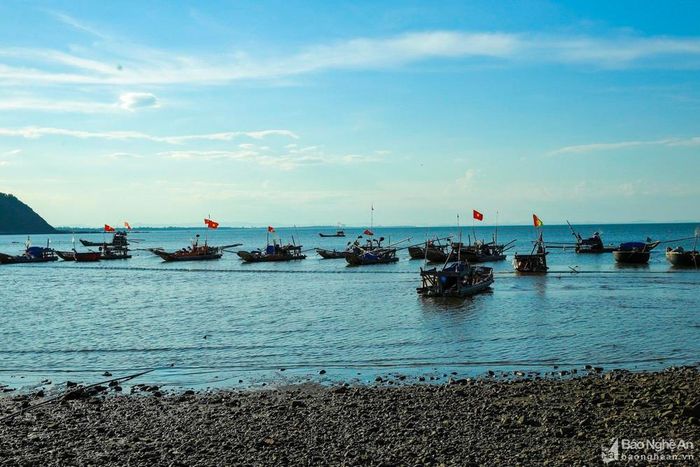 Từ trên bãi phóng tầm mắt ra xa, du khách được nhìn ngắm khung cảnh bình yên của biển trời xanh ngắt và những con thuyền nhỏ nối hàng dài. Ảnh: Hải Vương