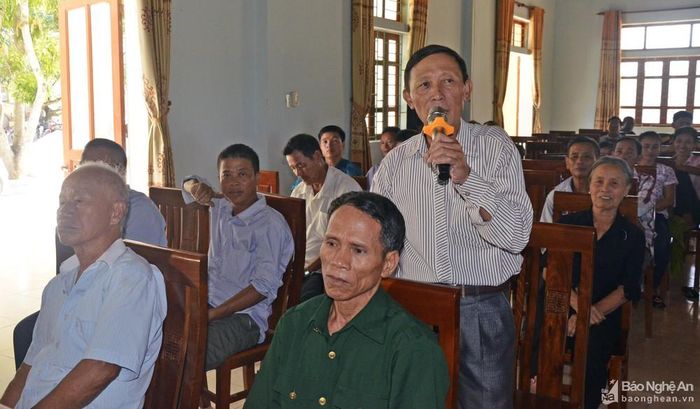 Người dân xã Nghi Kiều (Nghi Lộc) đối thoại với cấp ủy, chính quyền. Ảnh: Lê Thanh