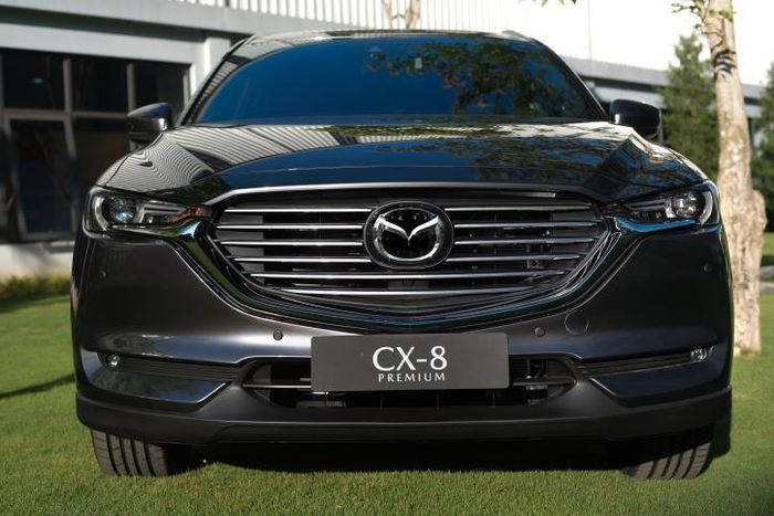 Mazda CX-8 có kiểu dáng ngoại thất theo phong cách SUV thể thao, nhưng vẫn có được nét tinh tế, sang trọng và cuốn hút. 