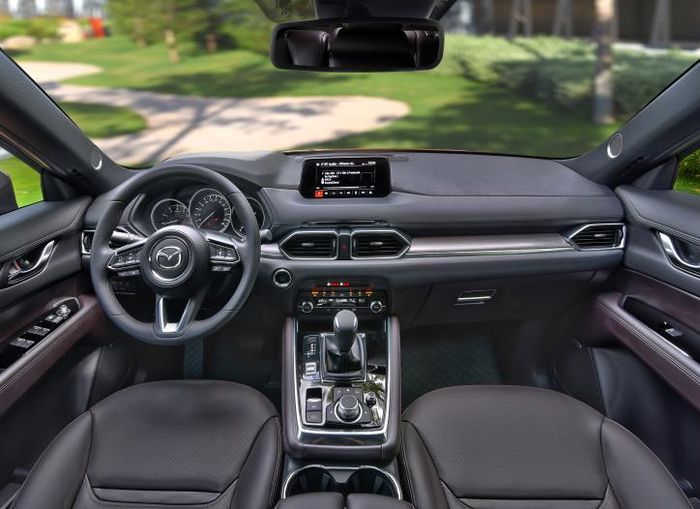 Nội thất Mazda CX-8 sử dụng chất liệu da thuộc - Nappa, chất liệu gỗ tự nhiên được sử dụng để trang trí táp lô và cánh cửa xe