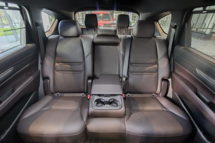 Mazda CX-8 có kết cấu tấm trần dầy giúp loại bỏ âm thanh vang vọng trong xe và giảm thiểu tiếng ồn từ ngoài xe