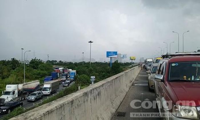 Kẹt xe kéo dài từ cầu Long Thành tới nút giao Phú Hữu.