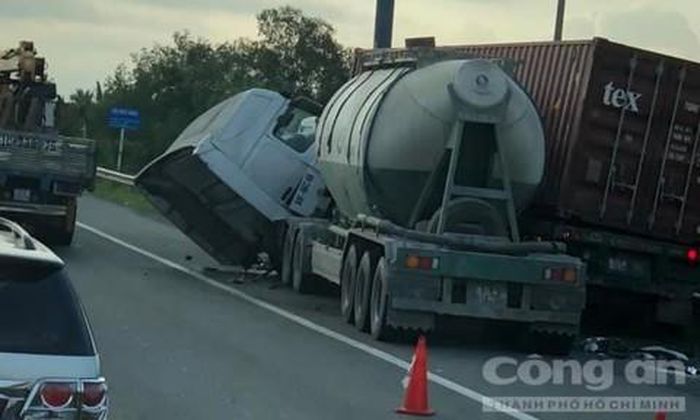 Hiện trường vụ tai nạn giữa xe bồn và xe container.