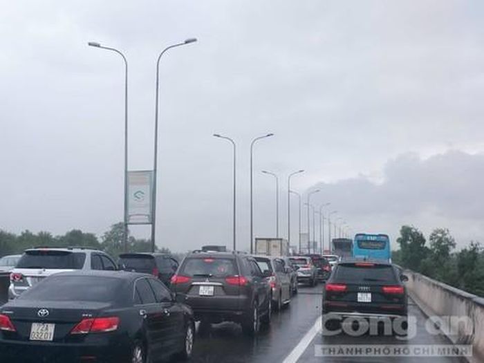 Kẹt xe kéo dài nhiều giờ liền.