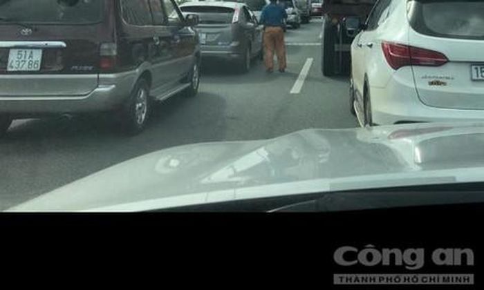 Nhiều người phải xuống xe đứng hóng gió.