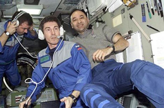 Krikalev (giữa) và các phi hành gia Mỹ trên trạm ISS. 