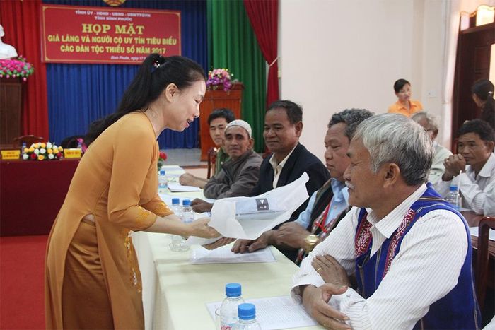 Tỉnh ủy Bình Phước gặp gỡ tặng quà người uy tín, tiêu biểu.