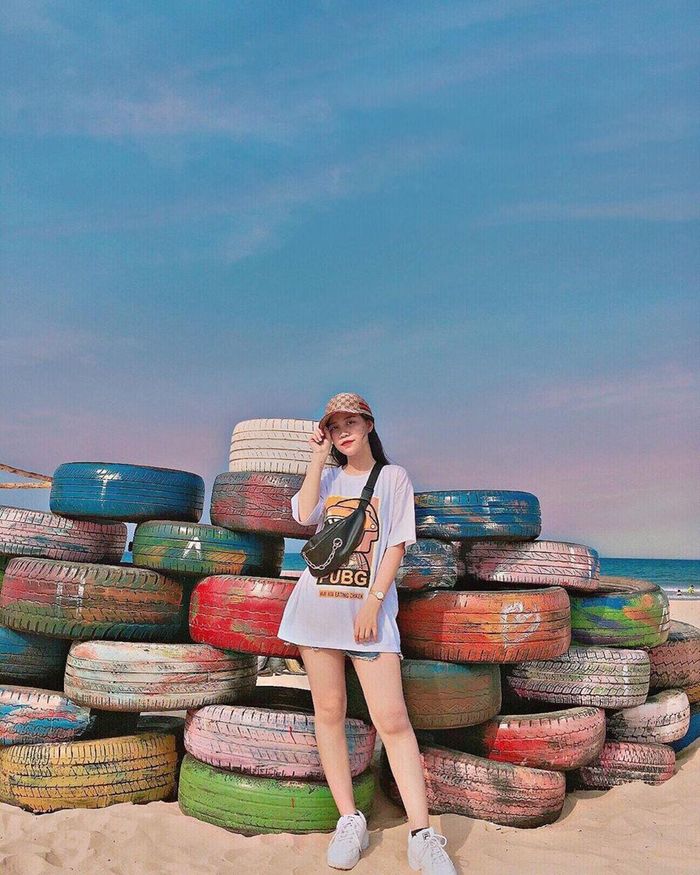 Những chiếc bánh xe giữa không gian thoáng đãng, trong lành gây ấn tượng với du khách nhờ sắc màu nổi bật nhưng không hề tách khỏi tổng thể chung. Background hoàn hảo này phù hợp với phong cách năng động, trẻ trung. Ảnh: Bạc Tuyết, Hoàng Uyển Như, Bo_kool, Vophuonghauu__.