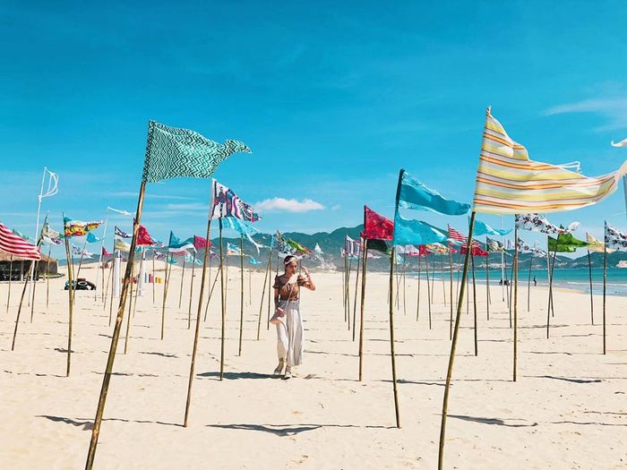 Nằm cách trung tâm thành phố Quy Nhơn khoảng 25 km, khu du lịch Phương Mai là tọa độ check-in mới toanh, hứa hẹn mang đến cho bạn nhiều trải nghiệm thú vị mùa hè này. Bạn có thể ghé nơi đây để vui chơi, tắm biển, tận hưởng không khí thanh bình và mang về những bức ảnh view biển chất lừ. Ảnh: Alesandro Hoàng, Đức Duy.