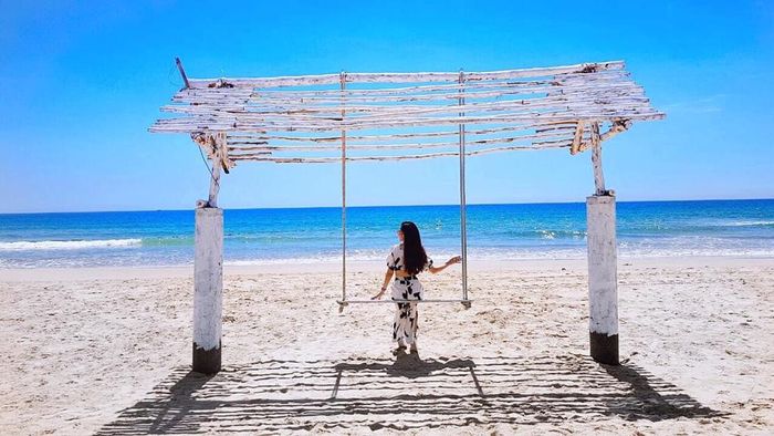 "Bạn đừng quên thả dáng, ngắm biển trong vắt bên chiếc xích đu gỗ. Nhìn từ đây, khung cảnh trông thật bình yên, mình có thể thả hồn sau những ngày học tập, làm việc căng thẳng", tài khoản Trà My chia sẻ. Tuy nhiên, nhiệt độ mùa hè ở Quy Nhơn khá cao, du khách nên chú ý trang bị kem chống nắng bảo vệ làn da mình. Ảnh: Đức Duy, Nguyễn Thị Yến My.