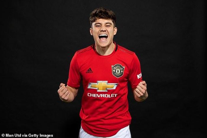 Trước Bissaka, Man Utd đã chiêu mộ tiền vệ Daniel James của Swansea. Ảnh: manutd.com