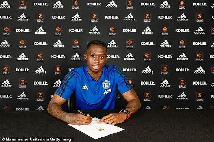 Wan Bissaka đặt bút ký vào bản hợp đồng với Man Utd. Ảnh: manutd.com