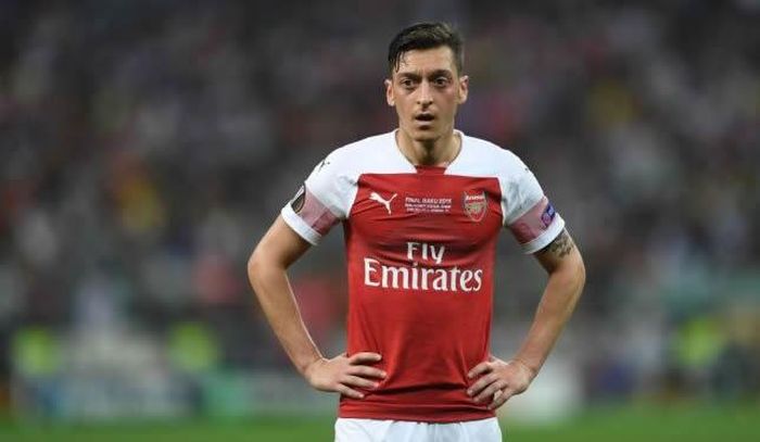 Mesut Ozil mất giá nhưng vẫn hưởng lương cao ở Arsenal.