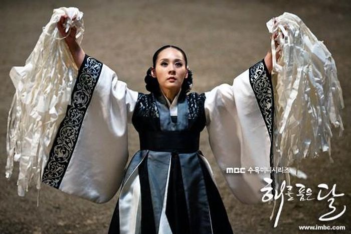 hay nữ pháp sư trong "Mặt trăng ôm Mặt trời".