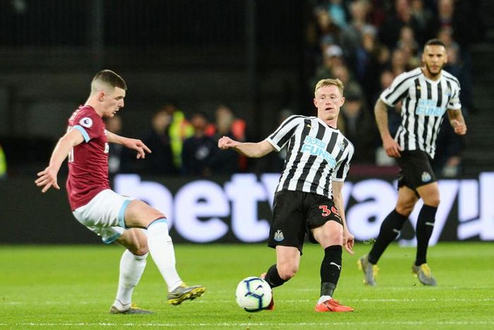 Longstaff (phải) lọt vào mắt xanh của HLV Solskjaer