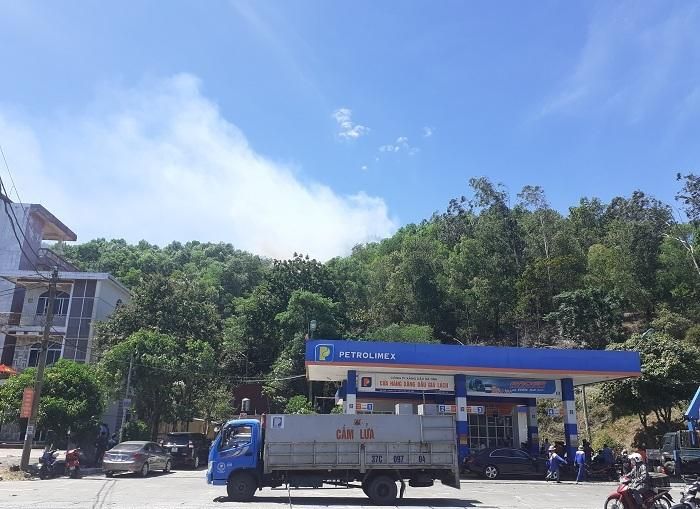 Đám cháy xảy ra ngay cạnh cây xăng Xuân An